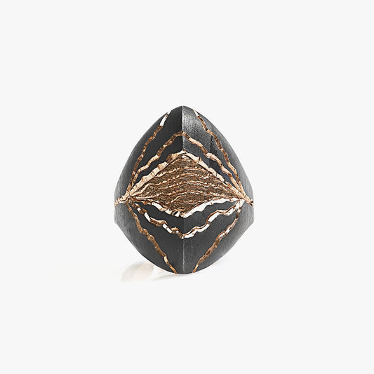Luxury Eclissi Scudo di Sequoia ring handcrafted in 18K rose ethical gold with burned engravings, merging eclipse symbolism with the enduring strength of the sequoia – designed by Riccardo Contini