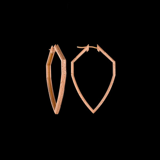 18KT ROSE ETHICAL GOLD - ENGRAVED These engraved hoops in 18kt FairTrade rose gold echo the form of a shield—protective, poised, and precise.A minimal gesture of strength, drawn from the earth and worn with purpose.