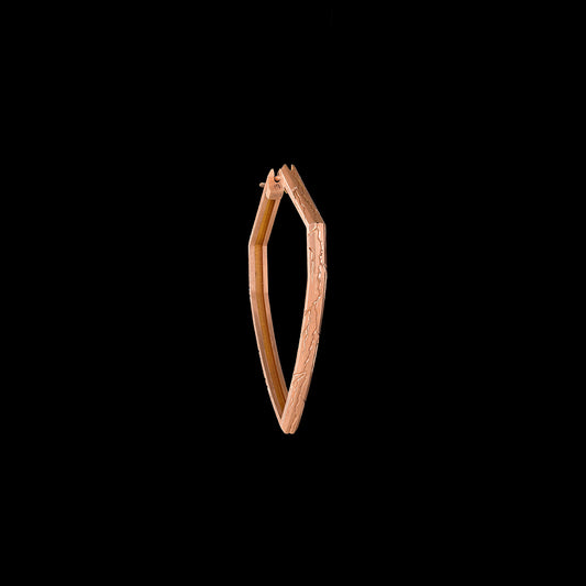 These engraved hoops in 18kt FairTrade rose gold echo the form of a shield—protective, poised, and precise.A minimal gesture of strength, drawn from the earth and worn with purpose.