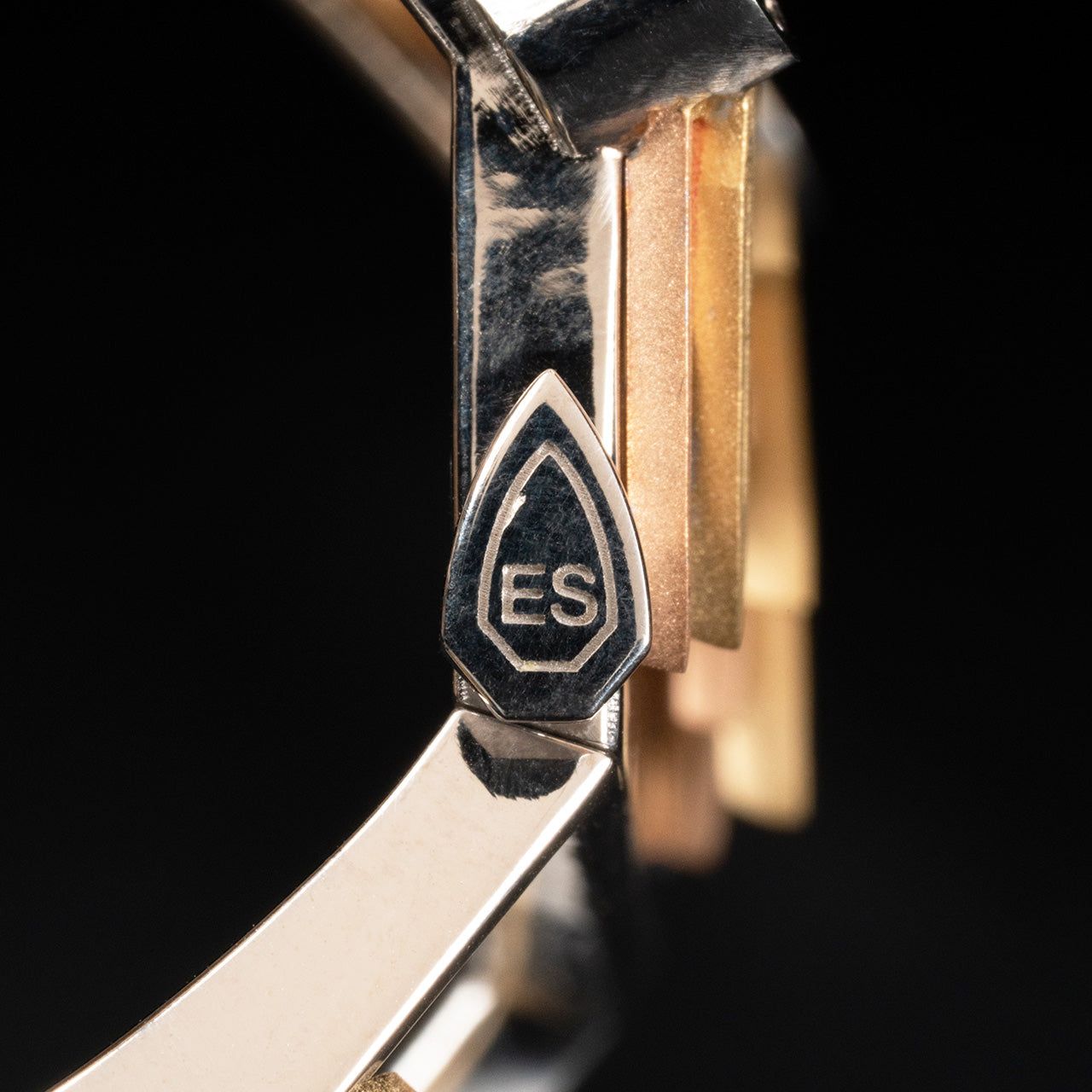 Luxury Echinacea Fascia bracelet handcrafted in 18K ethical gold, featuring a central sapphire—an emblem of resilience and natural healing, inspired by the Echinacea flower and designed by Riccardo Contini
