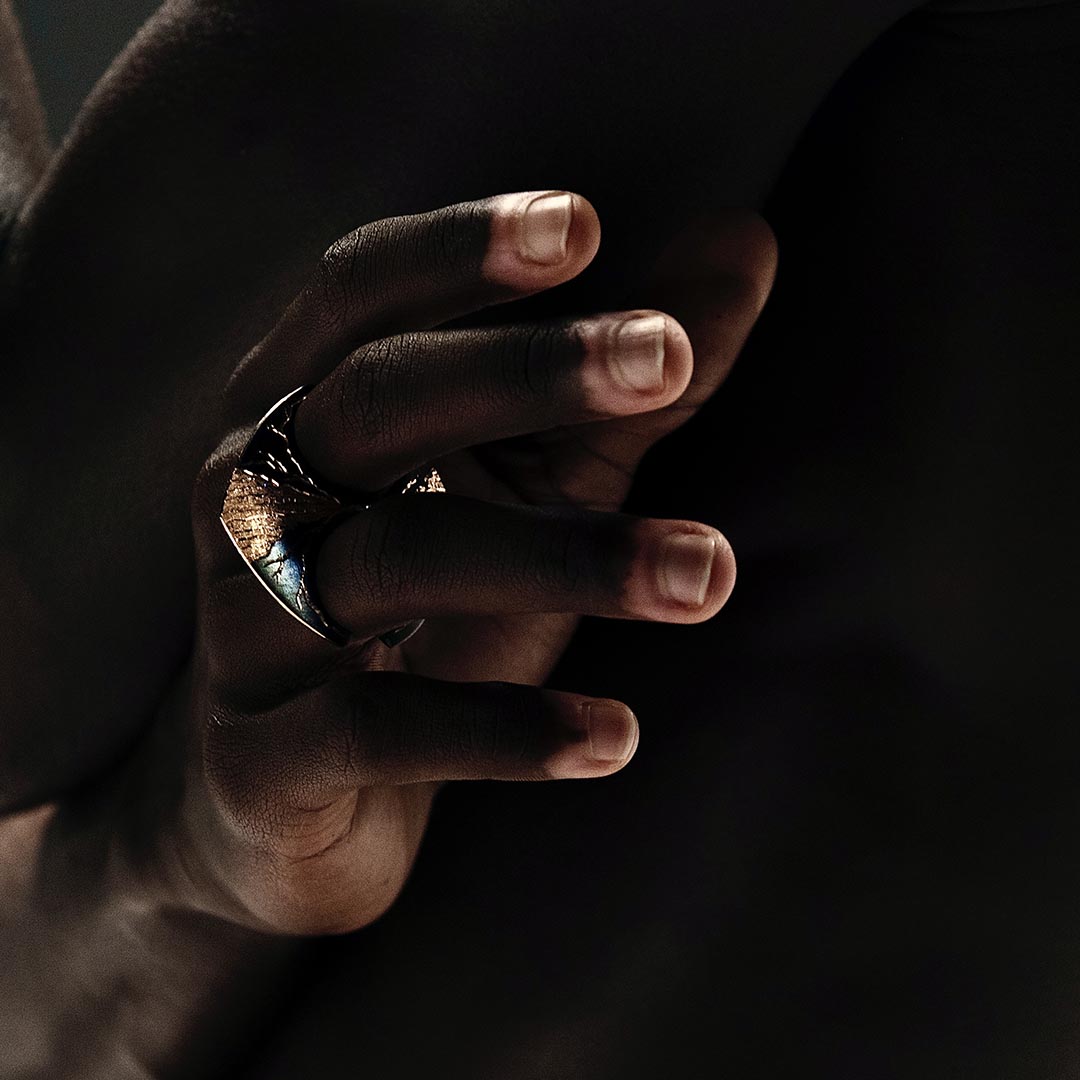 Luxury Eclissi Ancora / Áncora double ring handcrafted in 18K rose ethical gold with burned engravings—merging eclipse symbolism with the emotional duality of connection and release. Designed by Riccardo Contini