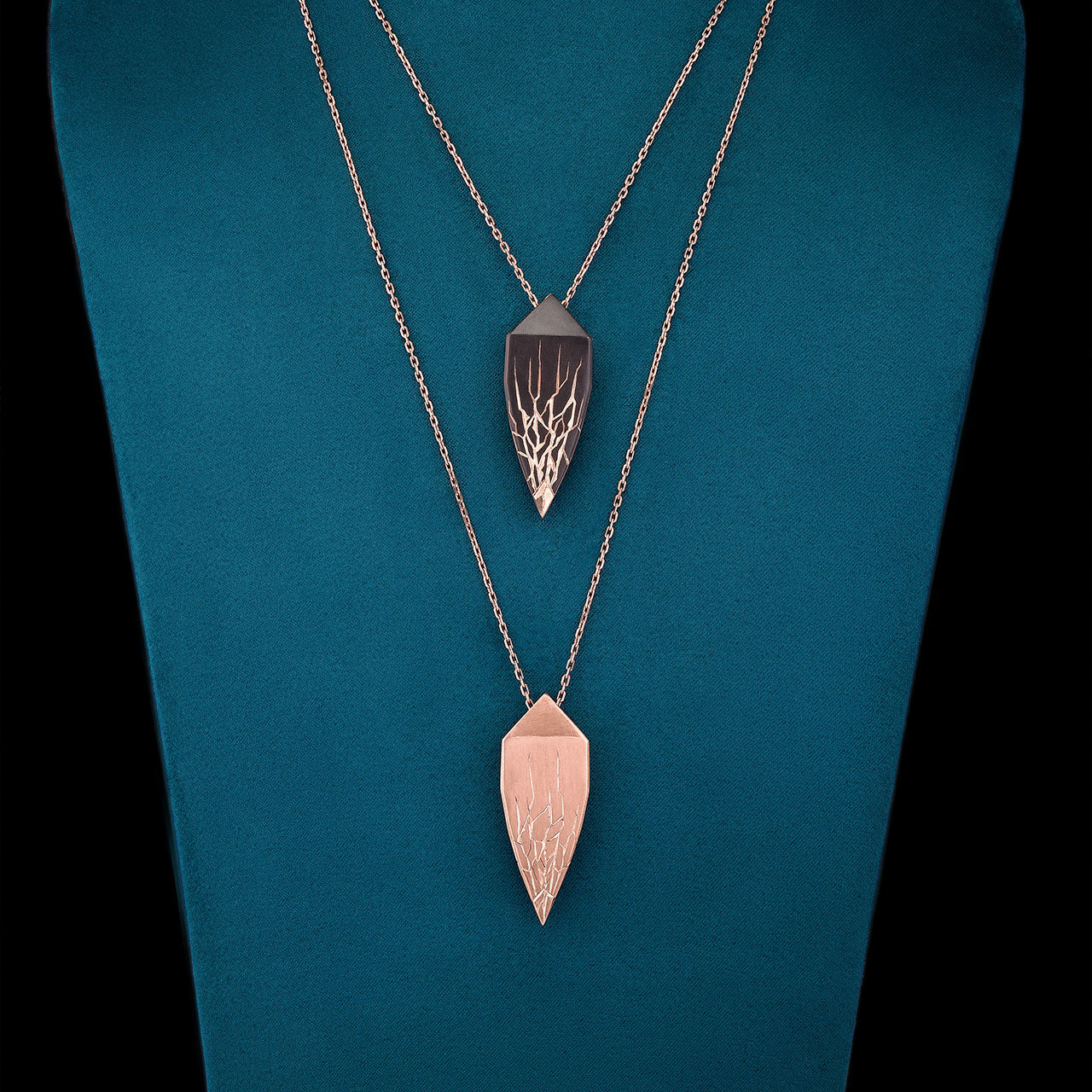 Luxury Eclissi Andromeda pendant handcrafted in 18K rose ethical gold with burned engravings, inspired by celestial phenomena and cosmic elegance – designed by Riccardo Contini