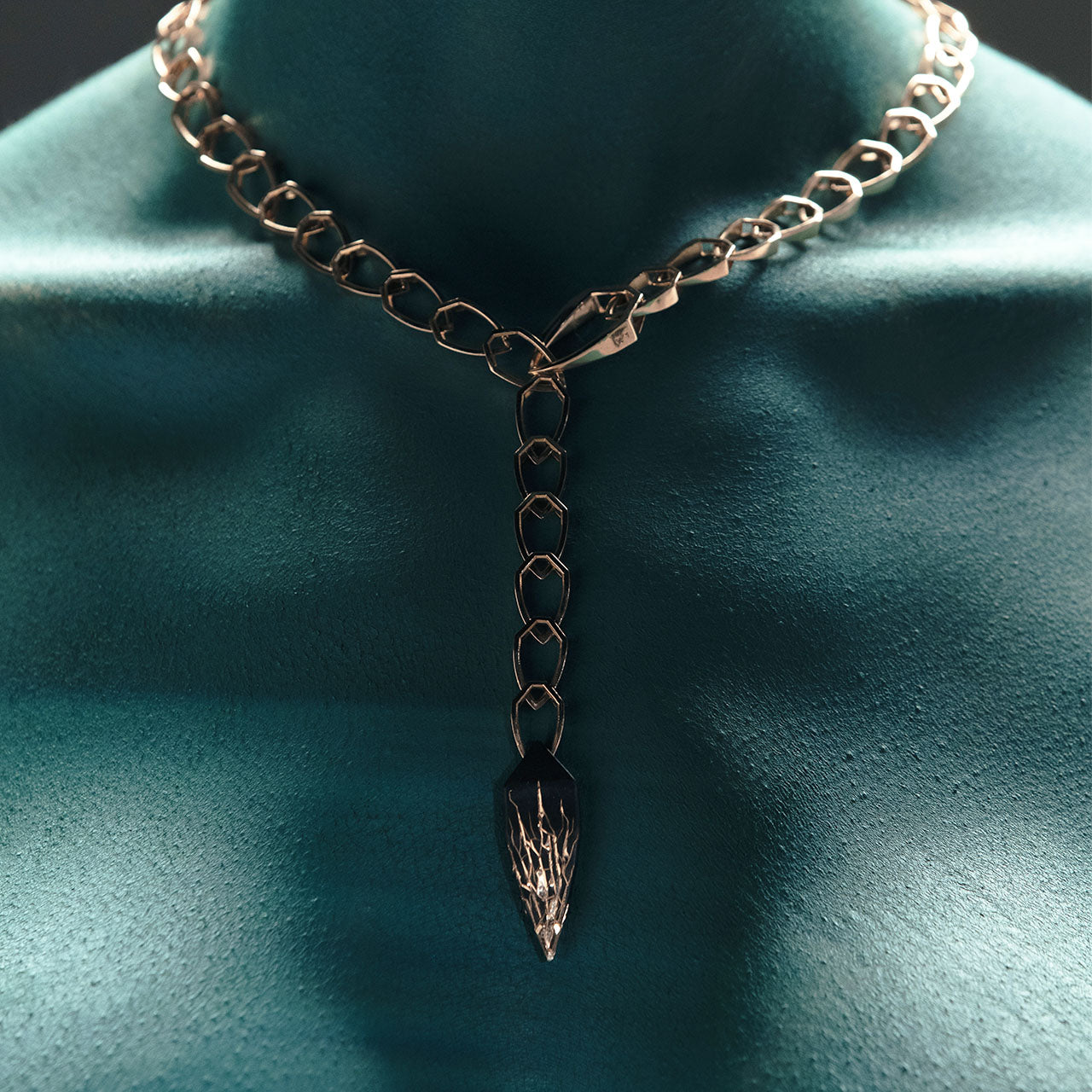 Luxury Eclissi Catena Andromeda necklace handcrafted in 18K ethical gold with burned engravings, blending cosmic symbolism and artisanal detail – designed by Riccardo Contini