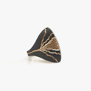 Luxury Eclissi Scudo di Sequoia ring handcrafted in 18K rose ethical gold with burned engravings, merging eclipse symbolism with the enduring strength of the sequoia – designed by Riccardo Contini


