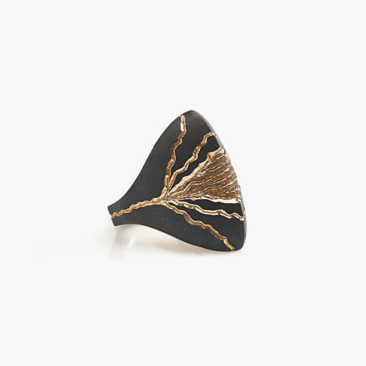 Luxury Eclissi Scudo di Sequoia ring handcrafted in 18K rose ethical gold with burned engravings, merging eclipse symbolism with the enduring strength of the sequoia – designed by Riccardo Contini

