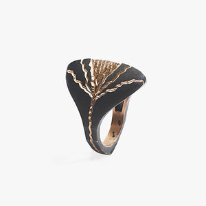 Luxury Eclissi Scudo di Sequoia ring handcrafted in 18K rose ethical gold with burned engravings, merging eclipse symbolism with the enduring strength of the sequoia – designed by Riccardo Contini

