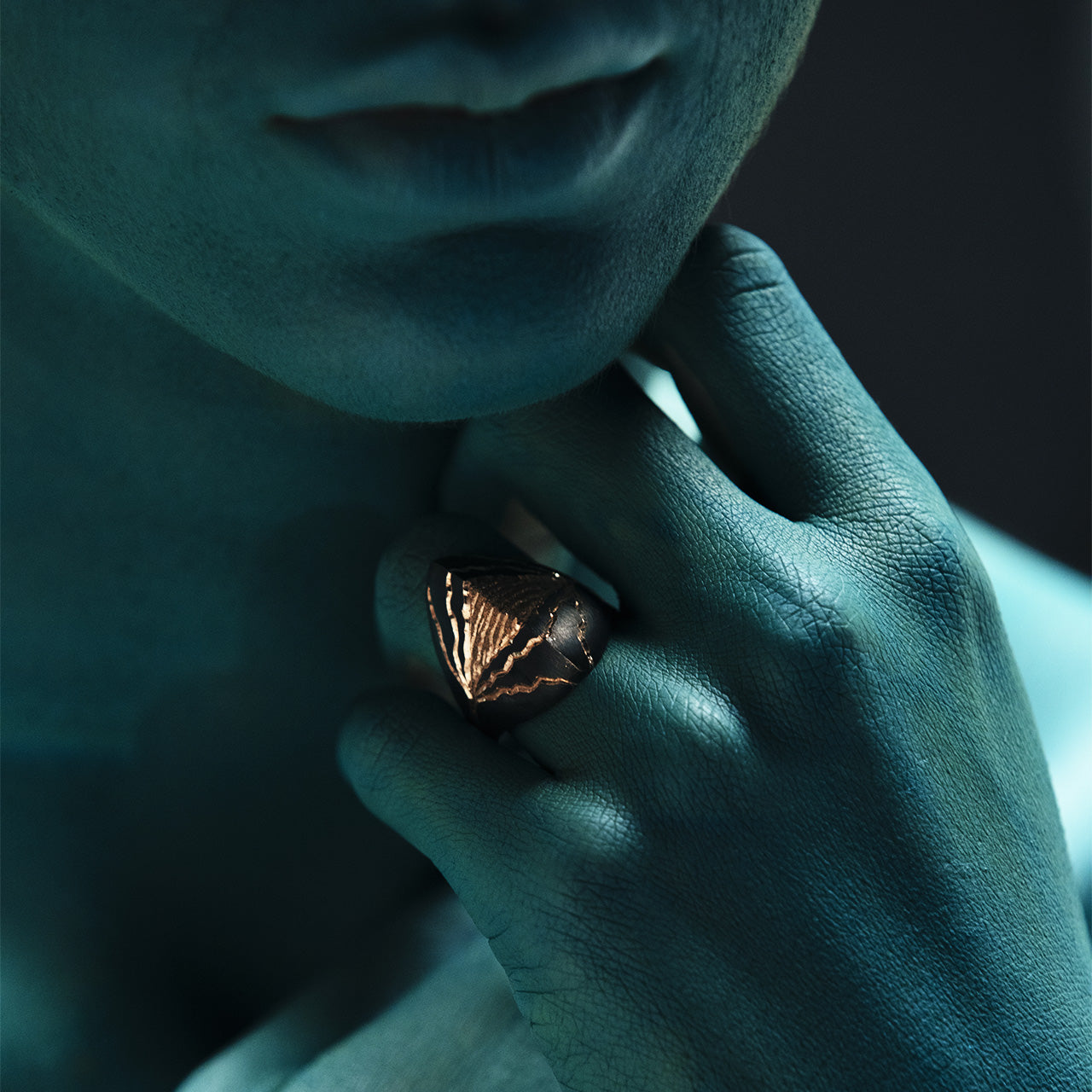 Luxury Eclissi Scudo di Sequoia ring handcrafted in 18K rose ethical gold with burned engravings, merging eclipse symbolism with the enduring strength of the sequoia – designed by Riccardo Contini

