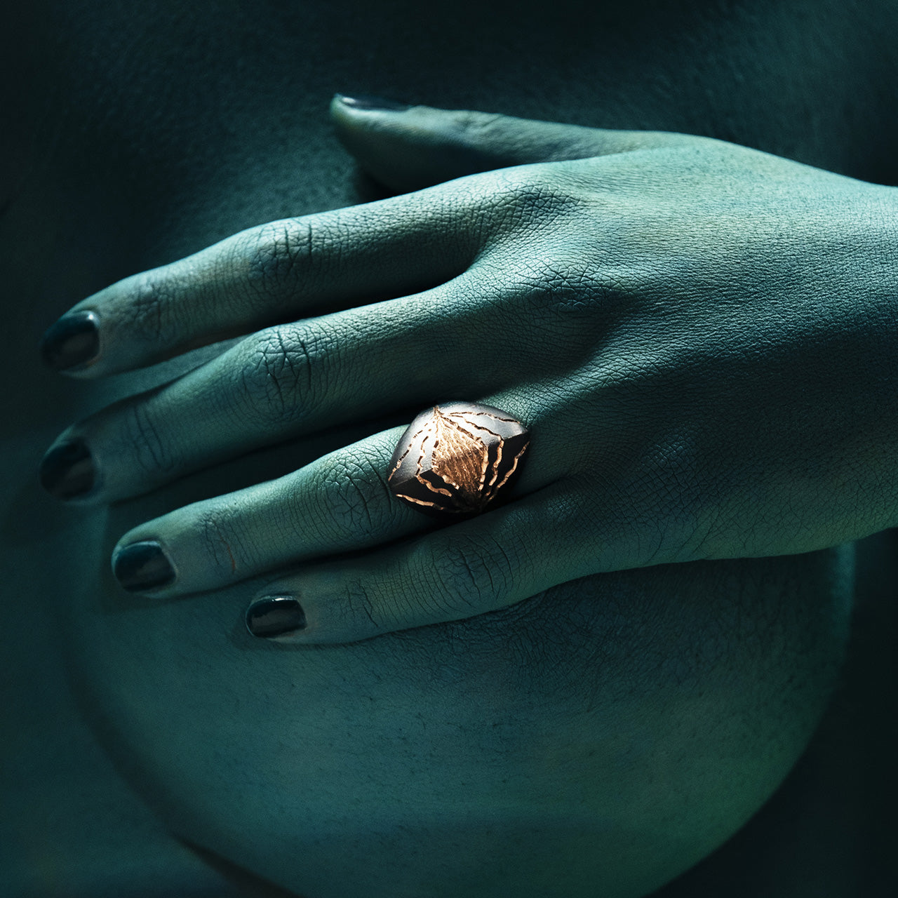Luxury Eclissi Scudo di Sequoia ring handcrafted in 18K rose ethical gold with burned engravings, merging eclipse symbolism with the enduring strength of the sequoia – designed by Riccardo Contini

