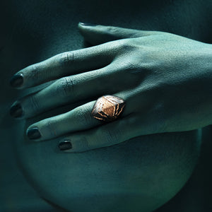 Luxury Eclissi Scudo di Sequoia ring handcrafted in 18K rose ethical gold with burned engravings, merging eclipse symbolism with the enduring strength of the sequoia – designed by Riccardo Contini

