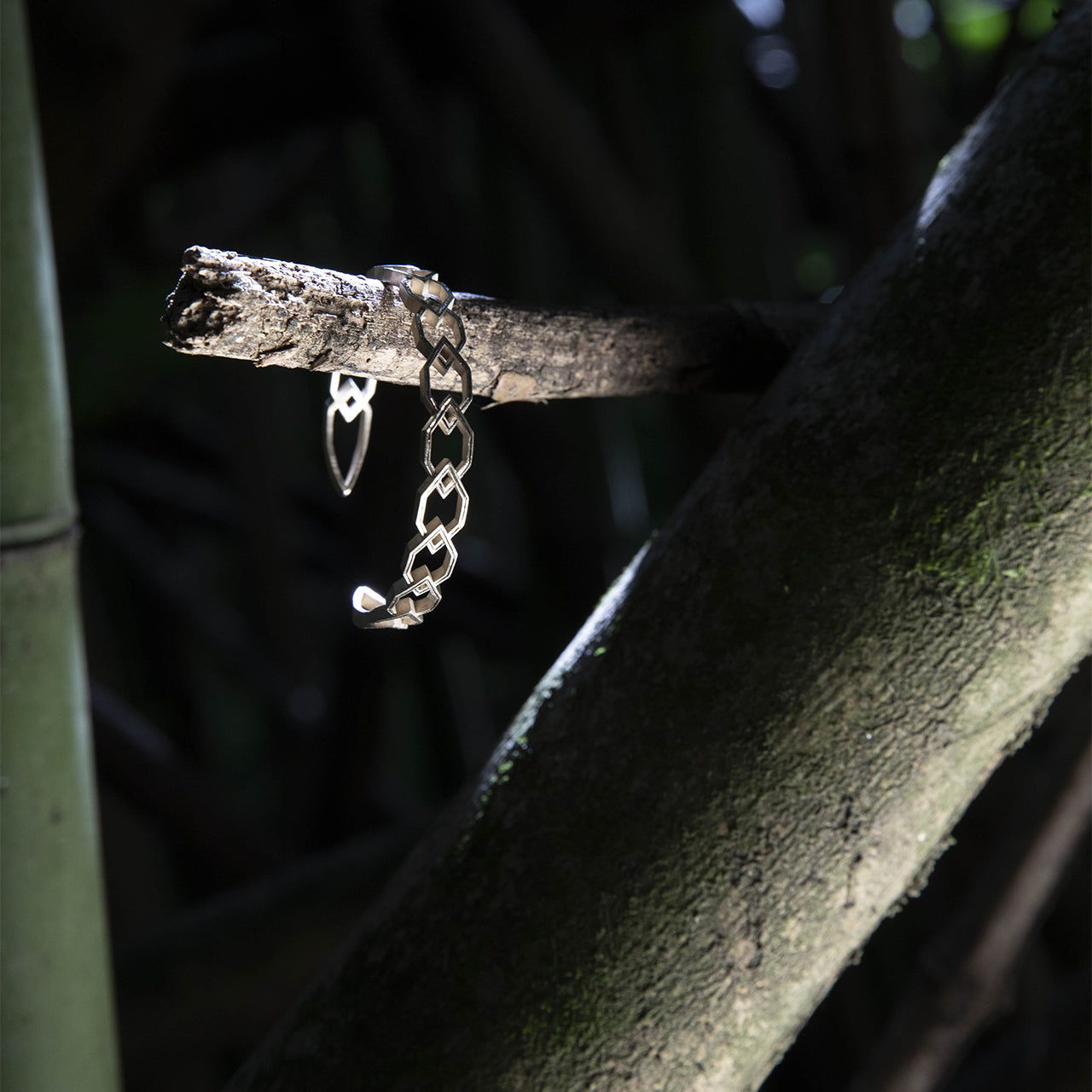 Luxury Luce Interiore bracelet handcrafted in 18K natural white ethical gold, a luminous piece evoking inner clarity and emotional depth – designed by Riccardo Contini