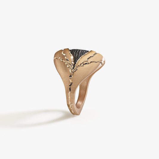 Luxury Scudo di Sequoia ring handcrafted in 18K rose ethical gold with burned engravings, a shield-like design inspired by the strength and wisdom of the sequoia tree – designed by Riccardo Contini

