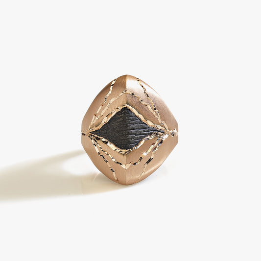 Luxury Scudo di Sequoia ring handcrafted in 18K rose ethical gold with burned engravings, a shield-like design inspired by the strength and wisdom of the sequoia tree – designed by Riccardo Contini

