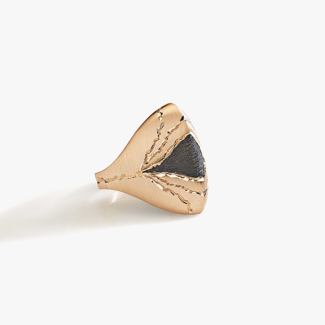 Luxury Scudo di Sequoia ring handcrafted in 18K rose ethical gold with burned engravings, a shield-like design inspired by the strength and wisdom of the sequoia tree – designed by Riccardo Contini

