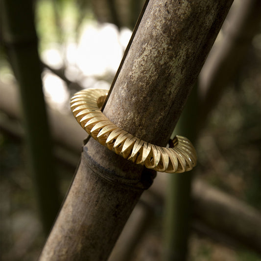 Luxury Sole Tribale bracelet handcrafted in 18K yellow ethical gold with subtle engravings, a radiant tribute to the sun’s strength and symbolism – designed by Riccardo Contini