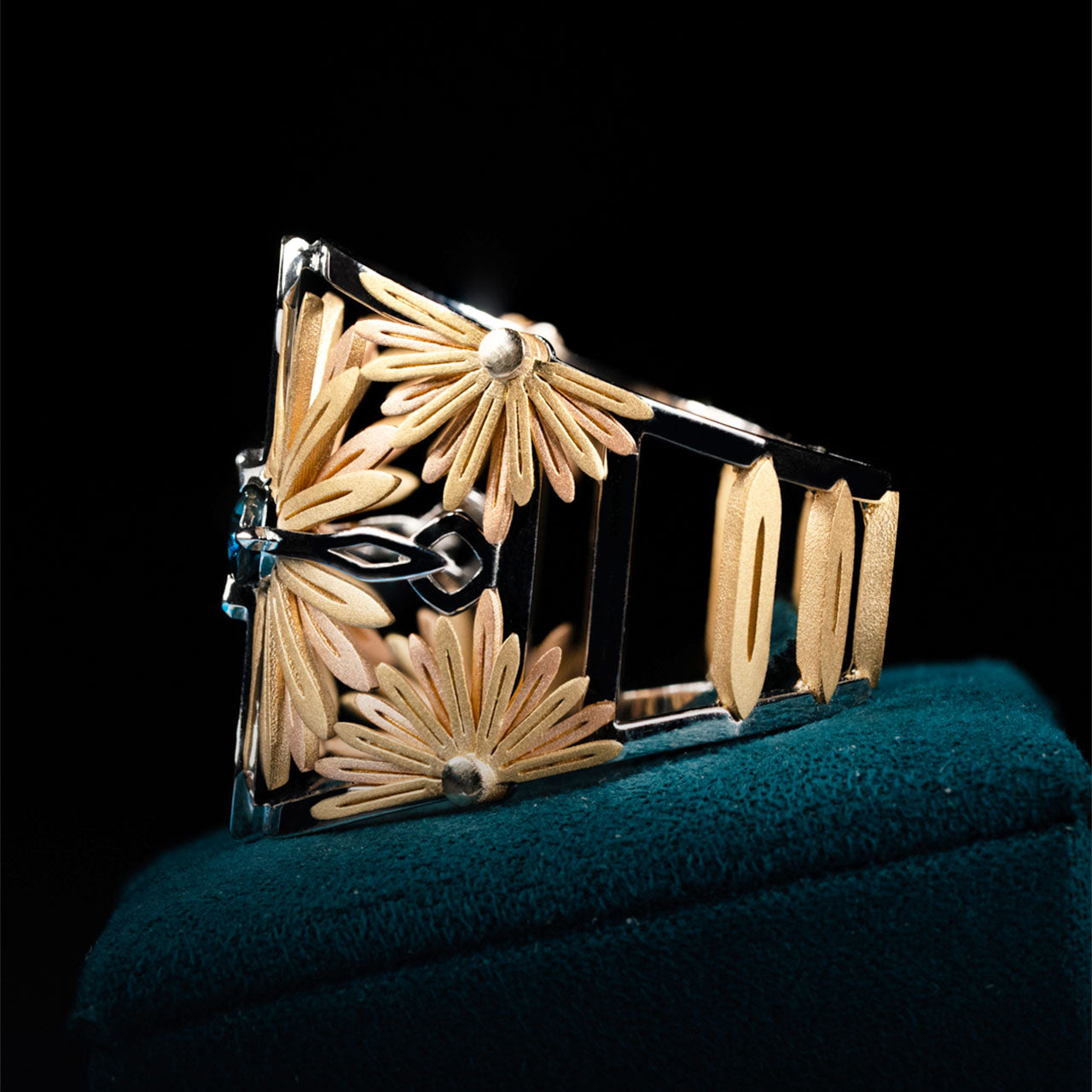 Luxury Sospiro di Echinacea ring handcrafted in 18K ethical gold, adorned with a sapphire—an elegant tribute to the healing strength of the Echinacea flower. Designed by Riccardo Contini