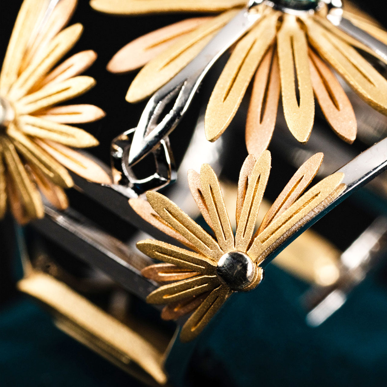 Luxury Sospiro di Echinacea ring handcrafted in 18K ethical gold, adorned with a sapphire—an elegant tribute to the healing strength of the Echinacea flower. Designed by Riccardo Contini
