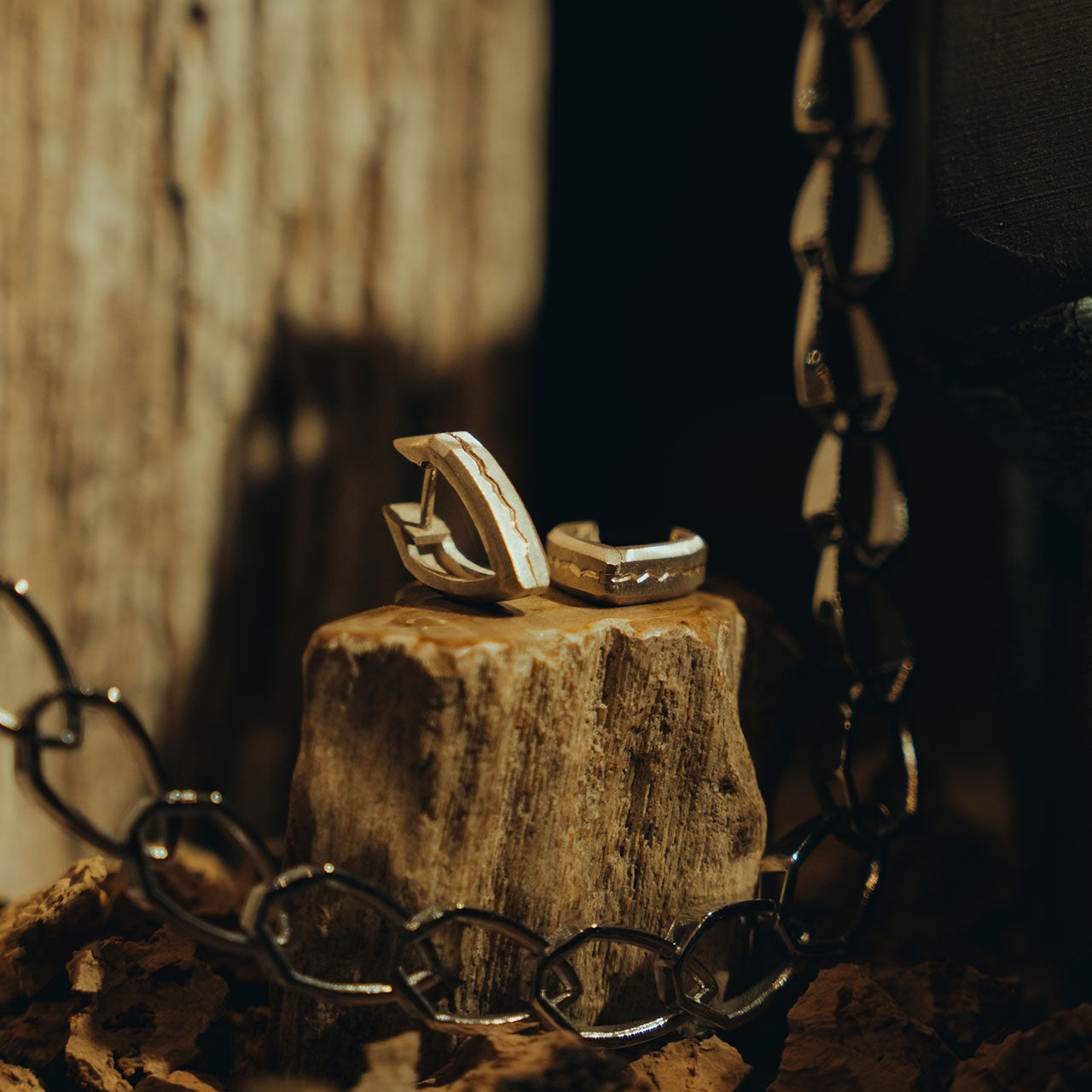 Luxury Terra che Cammina earrings handcrafted in 18K rose ethical gold with engraved details, embodying the essence of the earth in motion—designed by Riccardo Contini
